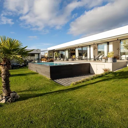 Villa De Diseno Con Piscina Privada