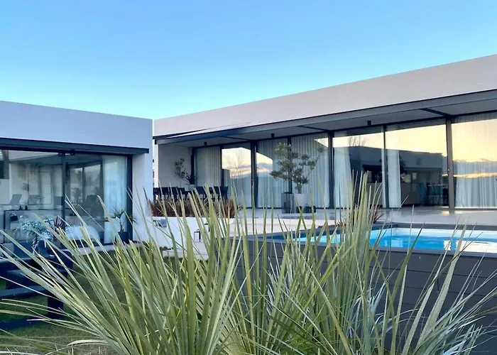 Villa De Diseno Con Piscina Privada Pastores